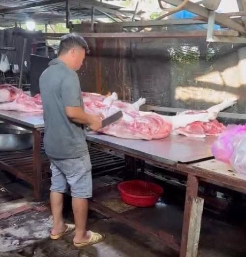 Thịt sau khi giết mổ được sơ chế sơ sài trong điều kiện không đảm bảo.