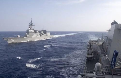 Sau đó, đến ngày 10/3, CENTCOM tuyên bố đã phá hủy 16 tàu hải quân Iran có khả năng rải thủy lôi gần Hormuz để ngăn nguy cơ phong tỏa từ sớm.
