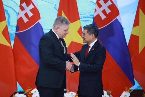 Thủ tướng Lê Minh Hưng và Thủ tướng Slovakia Robert Fico tại cuộc gặp gỡ báo chí hai nước. Ảnh: Dương Giang-TTXVN