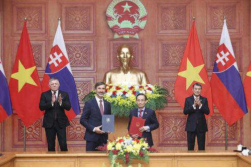 Thủ tướng Lê Minh Hưng và Thủ tướng Robert Fico chứng kiến trao Bản ghi nhớ hợp tác giữa Bộ Ngoại giao Việt Nam và Bộ Ngoại giao và các vấn đề châu Âu của Slovakia - Ảnh: VGP/Nhật Bắc
