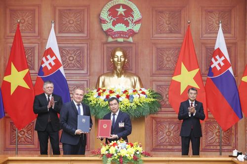 Thủ tướng Lê Minh Hưng và Thủ tướng Robert Fico chứng kiến trao Biên bản ghi nhớ giữa Ủy ban tiêu chuẩn đo lường chất lượng quốc gia (STAMEQ) và Văn phòng Tiêu chuẩn, Đo lường và Thử nghiệm Slovakia (UNMS) - Ảnh: VGP/Nhật Bắc
