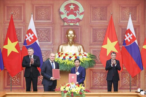 Thủ tướng Lê Minh Hưng và Thủ tướng Robert Fico chứng kiến trao Thỏa thuận hợp tác giữa Ủy ban nhân dân tỉnh Điện Biên và chính quyền thành phố Vysoké Tatry - Ảnh: VGP/Nhật Bắc