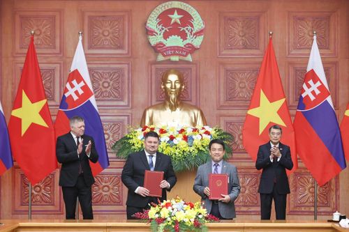 Thủ tướng Lê Minh Hưng và Thủ tướng Robert Fico chứng kiến trao Biên bản ghi nhớ giữa Viện Năng lượng nguyên tử Việt Nam và Viện Nghiên cứu Nhà máy điện hạt nhân Slovakia - Ảnh: VGP/Nhật Bắc