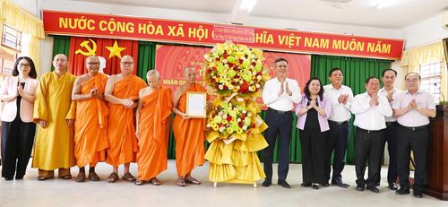Đoàn công tác tặng lẵng hoa của Ủy ban Trung ương MTTQ Việt Nam chúc mừng Hội Đoàn kết sư sãi yêu nước TP Cần Thơ. Ảnh: Tô Thắm.
