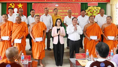 Phó Chủ tịch HĐND TP Cần Thơ Trần Quốc Vũ và Phó Trưởng ban Công tác xã hội Ủy ban Trung ương MTTQ Việt Nam Hà Thị Oanh trao quà các vị chức sắc, chức việc, Achar. Ảnh: Tô Thắm.