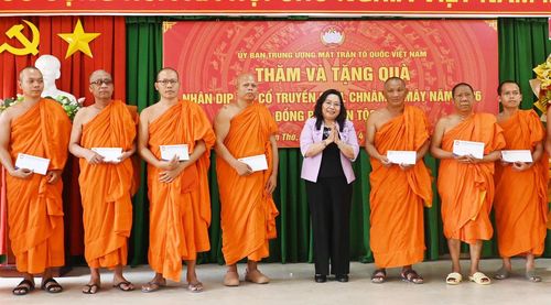 Phó Bí thư Thành ủy, Chủ tịch Ủy ban MTTQ Việt Nam TP Cần Thơ Hồ Thị Cẩm Đào trao quà cho các các vị chức sắc, chức việc, Achar. Ảnh: Tô Thắm.