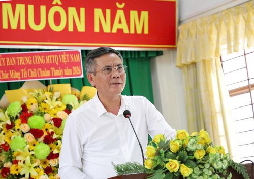 Phó Bí thư Đảng ủy MTTQ, các đoàn thể Trung ương Trần Thắng phát biểu tại buổi thăm và quà tặng quà. Ảnh: Tô Thắm.