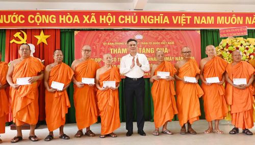 Phó Bí thư Đảng ủy MTTQ, các đoàn thể Trung ương Trần Thắng trao quà cho các các vị chức sắc, chức việc, Achar. Ảnh: Tô Thắm.
