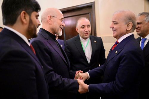  Chủ tịch Quốc hội Mohammad Bagher Qalibaf (trái) gặp Thủ tướng Pakistan - ông Shehbaz Sharif trước thềm các cuộc đàm phán với Mỹ. Ảnh: X 