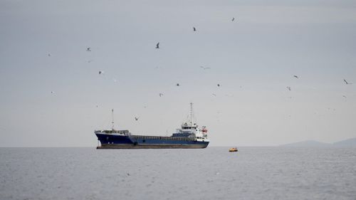 Eo biển Hormuz ngày 12/4 nhìn từ phía Oman. Ảnh: Reuters