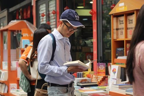 Thời đại AI tạo sinh, nhiều người vẫn tìm kiếm tri thức từ sách.