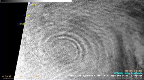 Hình ảnh dải ban ngày/đêm từ tàu vũ trụ NOAA-20 VIIRS về đêm chỉ ra rằng sóng phát sáng trung quyển đang lan truyền xuyên tâm ra ngoài từ Sinlaku. Ảnh: CIMSS.