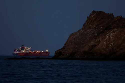 Tàu chở dầu Callisto neo đậu tại eo biển Hormuz ở Muscat, Oman vào tháng 3. Ảnh: Reuters.