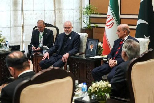 Chủ tịch Quốc hội Iran Mohammad Bagher Ghalibaf gặp Thủ tướng Pakistan Shehbaz Sharif tại Islamabad, Pakistan, trước thềm cuộc đàm phán với Mỹ. Ảnh: Văn phòng Chủ tịch Quốc hội Iran/ WANA/ Reuters.