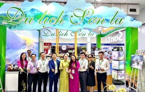 Đại biểu tham quan và chụp ảnh lưu niệm tại gian hàng tỉnh Sơn La