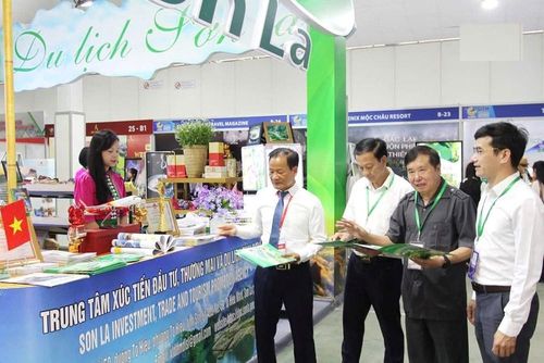 Đại biểu tham quan tại gian hàng tỉnh Sơn La
