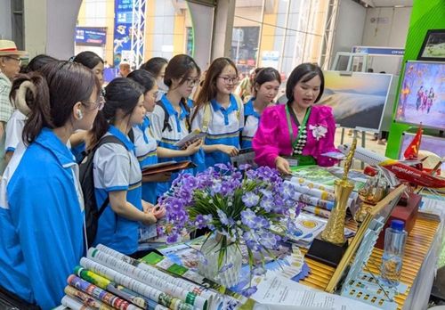 Gian hàng tỉnh Sơn La thu hút sự quan tâm của người dân, du khách
