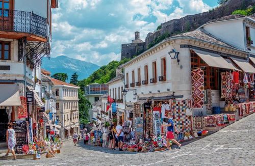Gjirokaster, được biết đến ở Albania với tên gọi "Thành phố Đá", nổi tiếng với những con phố lát đá cuội, lâu đài trên đỉnh đồi và kiến trúc thời Ottoman. Ảnh: Getty Images