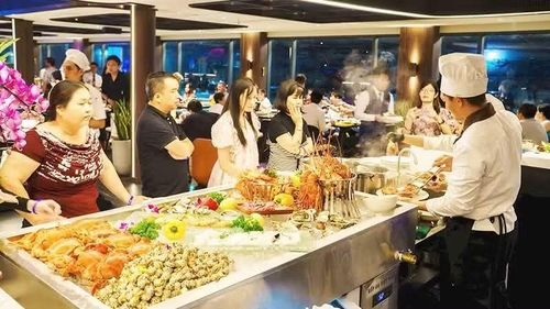 Du khách trải nghiệm du lịch ẩm thực tại Thành phố Hồ Chí Minh. (Ảnh: TUYẾT HOÀNG)