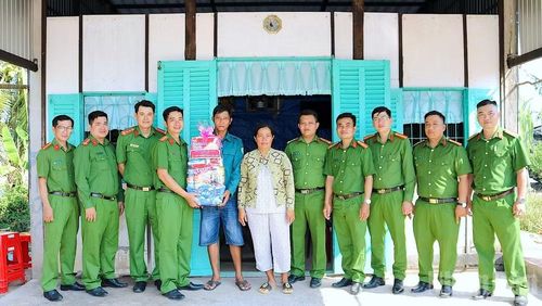 Lực lượng Công an phường Vĩnh Trạch (tỉnh Cà Mau) đến thăm hỏi, tặng quà gia đình ông Lâm Phương, đồng bào Khmer có hoàn cảnh khó khăn tại khóm Giáp Nước.