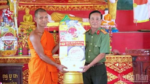 Đại tá Phạm Minh Lũy, Phó Giám đốc Công an tỉnh Cà Mau (bìa phải) trao tặng quà Tết tại chùa Cao Dân, xã Tân Lộc, tỉnh Cà Mau.