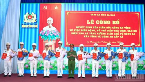 Nhiều cán bộ Phòng Cảnh sát hình sự Công an tỉnh Cà Mau nhận quyết định điều động, tăng cường về Công an cấp xã để củng cố vững chắc "phòng tuyến" ở cơ sở.