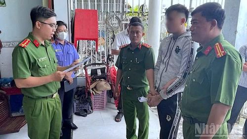 Cảnh sát hình sự và Viện kiểm sát nhân dân Cà Mau thi hành lệnh bắt bị can để tạm giam và khám xét nơi ở đối với đối tượng có hành vi “Cố ý gây thương tích”.