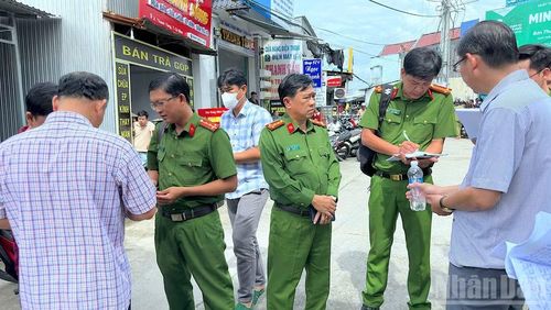Đại tá Châu Quốc Huy, Phó Giám đốc Công an tỉnh (thứ 3 từ phải sang) cùng lực lượng Cảnh sát hình sự trực tiếp đến hiện trường vụ án mạng đặc biệt nghiêm trọng tại ấp Cái Ngay, xã Thanh Tùng.