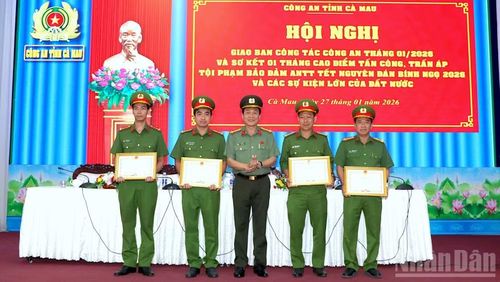 Thừa ủy quyền Chủ tịch Ủy ban nhân dân tỉnh, Đại tá Hồ Việt Triều, Giám đốc Công an tỉnh Cà Mau (đứng giữa) trao Bằng khen cho tập thể, cá nhân có thành tích khám phá nhanh án hình sự.
