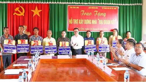 Tổng Biên tập Báo Nhân Dân Lê Quốc Minh trao nhà Đại đoàn kết tại xã Trà Côn, tỉnh Vĩnh Long.