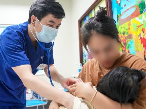 Hiện tại, sau khi thăm khám, các bác sĩ nhận định trẻ hồi phục tốt, không để lại biến chứng và được ra viện sau 3 ngày điều trị.