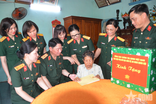 Thăm hỏi sức khỏe, tặng quà Bà mẹ Việt Nam anh hùng Phan Thị Tám. 