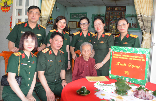 Thăm hỏi sức khỏe, tặng quà Bà mẹ Việt Nam anh hùng Nguyễn Thị Xa. 