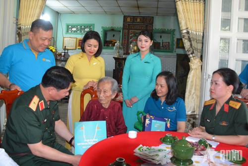  Tặng quà Bà mẹ Việt Nam anh hùng Nguyễn Thị Xa.