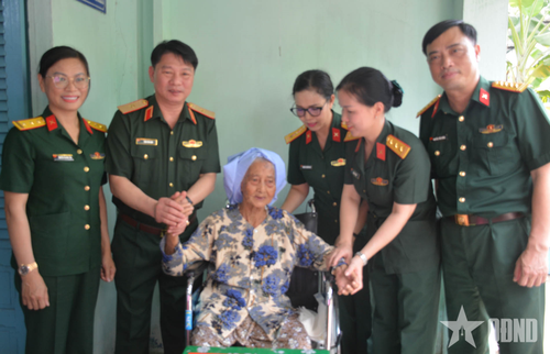 Đoàn công tác thăm hỏi sức khỏe Bà mẹ Việt Nam anh hùng Nguyễn Thị Á. 