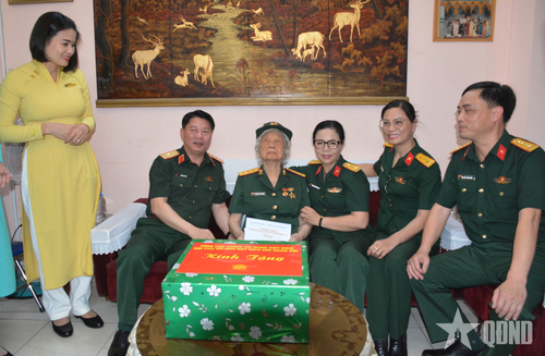 Thiếu tướng Trần Văn Nam và các đại diện tặng quà nữ Anh hùng Lực lượng vũ trang nhân dân Nguyễn Thị Mỹ Nhung (thứ tư, từ phải sang). 