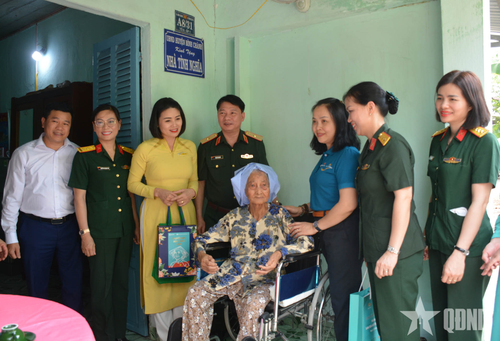 Thăm hỏi sức khỏe, tặng quà Bà mẹ Việt Nam anh hùng Nguyễn Thị Á. 