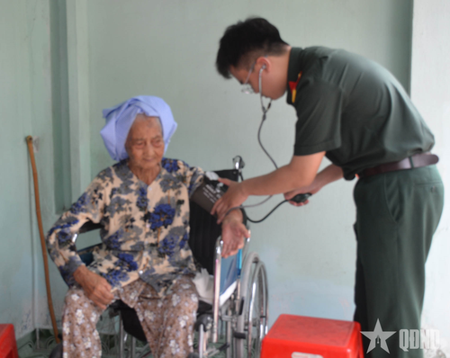 Khám sức khỏe cho Bà mẹ Việt Nam anh hùng. 