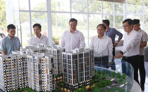 Thứ trưởng Bộ Xây dựng Nguyễn Văn Sinh (thứ 2 từ phải qua) tham quan mô hình phối cảnh nhà ở xã hội tại thành phố Đà Nẵng.