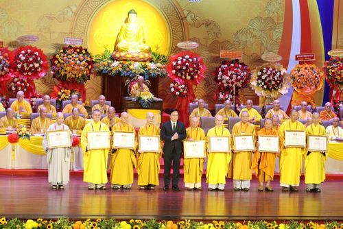 Chủ tịch Ủy ban MTTQ Việt Nam TP Đà Nẵng Lê Trí Thanh tặng Bằng khen cho các tập thể, cá nhân có thành tích xuất sắc trong công tác Phật sự, từ thiện, an sinh xã hội