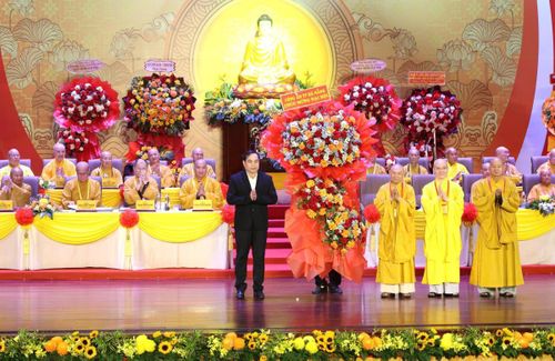 Đại tá Nguyễn Xuân Hoàng, Phó Giám đốc Công an TP Đà Nẵng tặng hoa chúc mừng đại hội