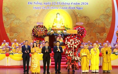 Lãnh đạo TP Đà Nẵng tặng hoa chúc mừng đại hội