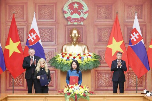  Thủ tướng Lê Minh Hưng và Thủ tướng Robert Fico chứng kiến trao Bản ghi nhớ hợp tác trong lĩnh vực văn hóa giai đoạn 2026 - 2030 giữa Bộ VH-TT-DL Việt Nam và Bộ Văn hóa Slovakia. Ảnh: QUANG PHÚC 