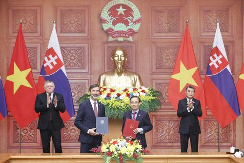  Thủ tướng Lê Minh Hưng và Thủ tướng Robert Fico chứng kiến trao Bản ghi nhớ hợp tác giữa Bộ Ngoại giao Việt Nam và Bộ Ngoại giao và các vấn đề châu Âu của Slovakia. Ảnh: QUANG PHÚC 