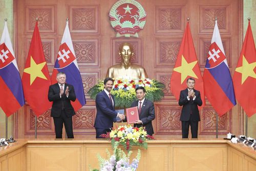  Thủ tướng Lê Minh Hưng và Thủ tướng Robert Fico chứng kiến trao Bản ghi nhớ giữa Bộ Quốc phòng Việt Nam và Bộ Quốc phòng Slovakia về hợp tác trong lĩnh vực công nghiệp quốc phòng. Ảnh: QUANG PHÚC 