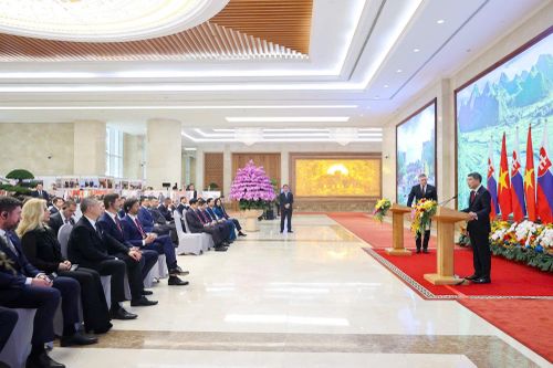  Thủ tướng Lê Minh Hưng và Thủ tướng Robert Fico gặp gỡ báo chí sau khi tiến hành hội đàm. Ảnh QUANG PHÚC 
