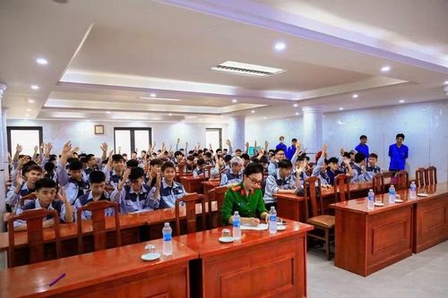 Sinh viên Trường Cao đẳng Nghề công nghiệp Hà Nội tham gia chương trình tuyên truyền phòng chống tác hại thuốc lá điện tử.