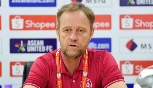 Nói về Văn Hậu, HLV Polking chia sẻ: "Văn Hậu là mẫu cầu thủ mà bạn không bao giờ phải lo lắng về việc duy trì phong độ đỉnh cao, dù ở trong bất cứ hoàn cảnh nào cậu ấy vẫn thi đấu chuyên nghiệp.