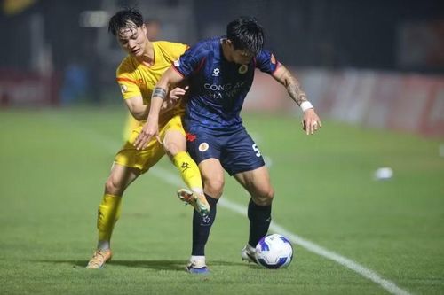 Cụ thể, Đoàn Văn Hậu đã nhận đủ 3 thẻ vàng kể từ đầu mùa giải nên sẽ bị treo giò ở vòng 19 V-League và trở lại sớm nhất ở vòng đấu thứ 20.