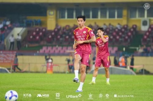 Bước ngoặt diễn ra ở phút 39, khi Văn Hậu phải nhận thẻ vàng sau pha phạm lỗi với đối phương và đã tích lũy đủ 3 thẻ vàng.